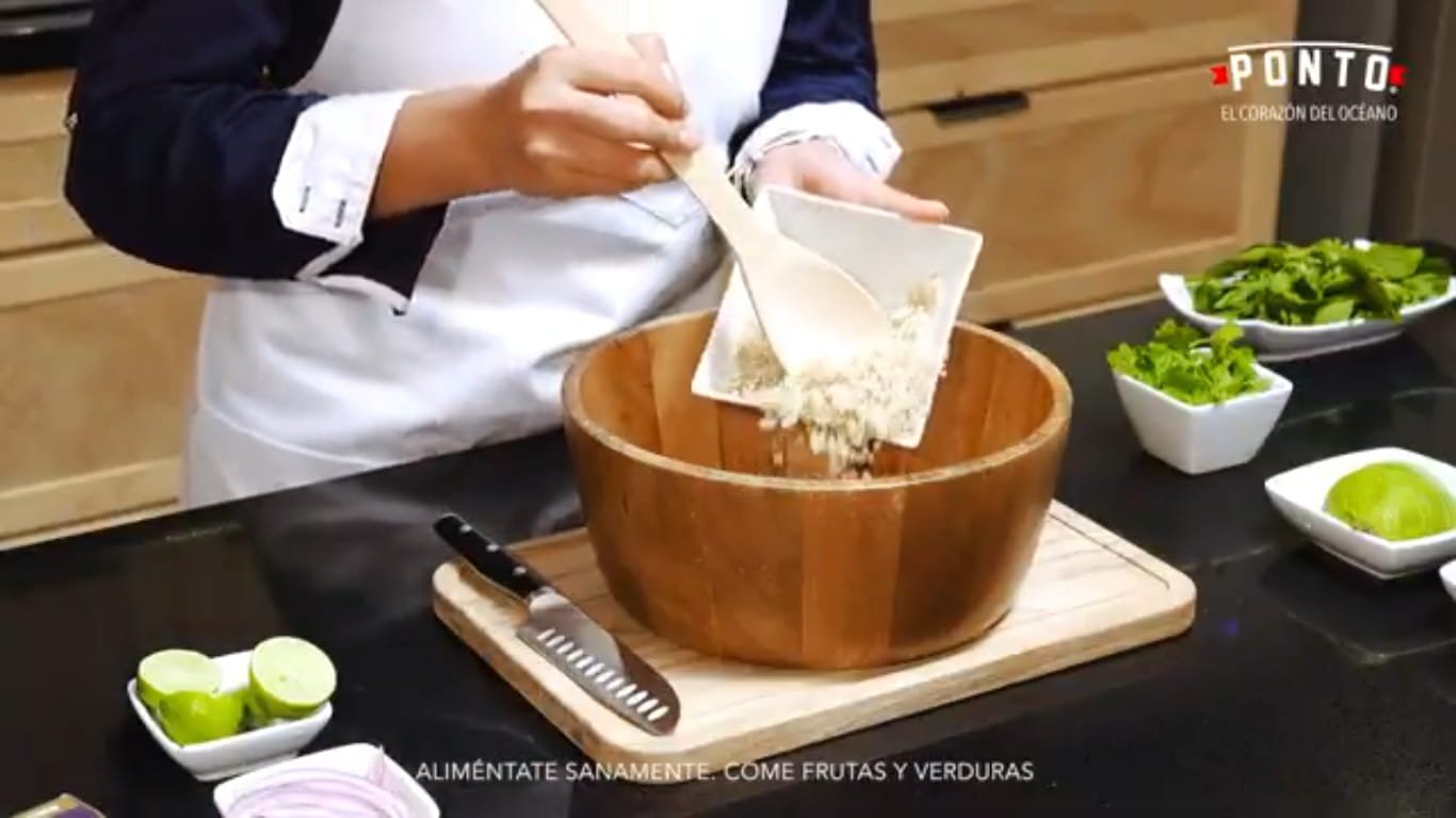 Prepara la base del bowl: Coloca la quinoa cocida en el fondo del recipiente y agrega una cama de espinacas o arúgula. Esta combinación aporta frescura, fibra y ayuda a que el bowl sea mucho más completo y saciante.