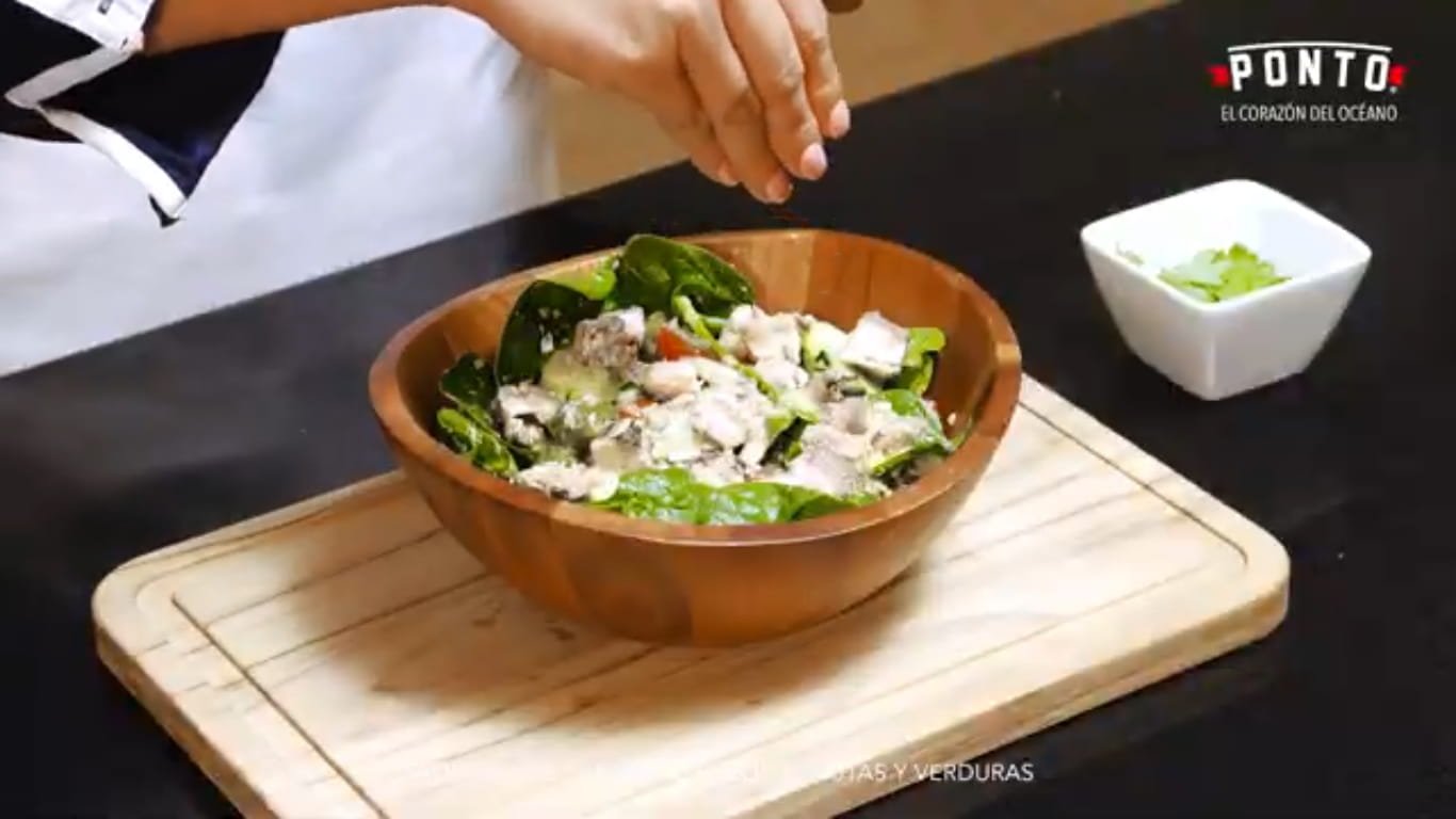 Finaliza el bowl: Sirve el aderezo sobre todos los ingredientes y termina con semillas de girasol y perejil fresco por encima.