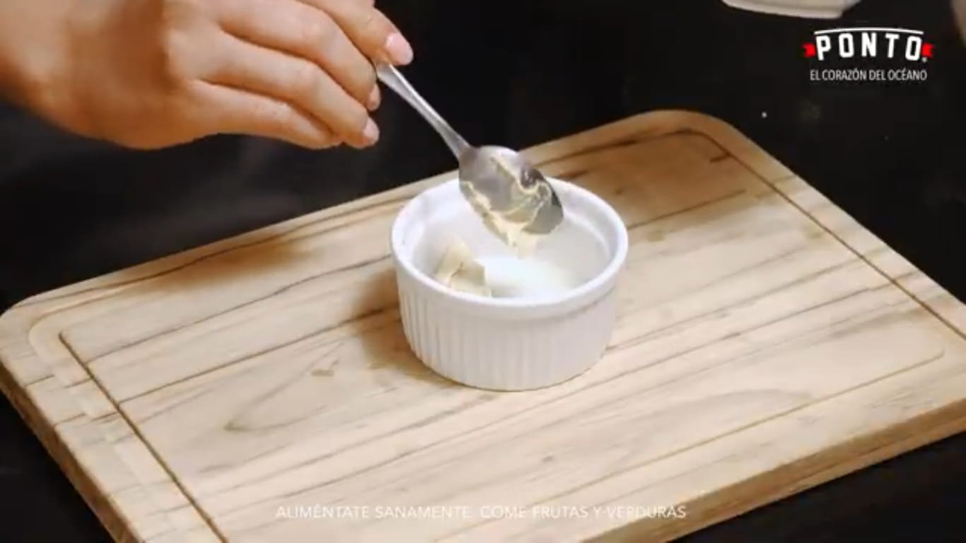 Prepara el aderezo: Mezcla el jugo de limón, la mostaza Dijon, sal, pimienta y un poco del aceite de oliva de la lata. Revuelve bien hasta integrar todos los sabores.