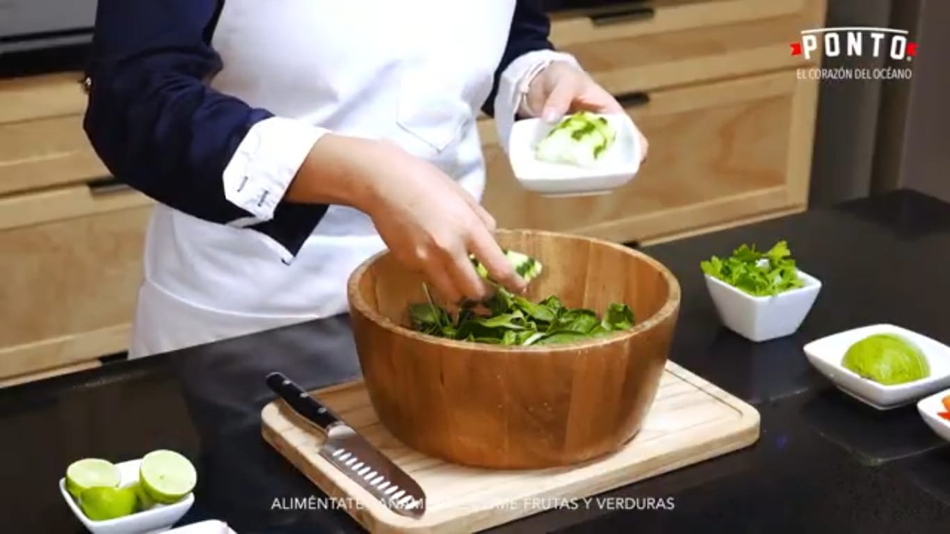 Agrega los vegetales frescos: Incorpora el pepino, los tomates cherry y la cebolla morada. Los diferentes colores y texturas no solo hacen que el platillo se vea más apetitoso, también aportan distintos nutrientes y antioxidantes.