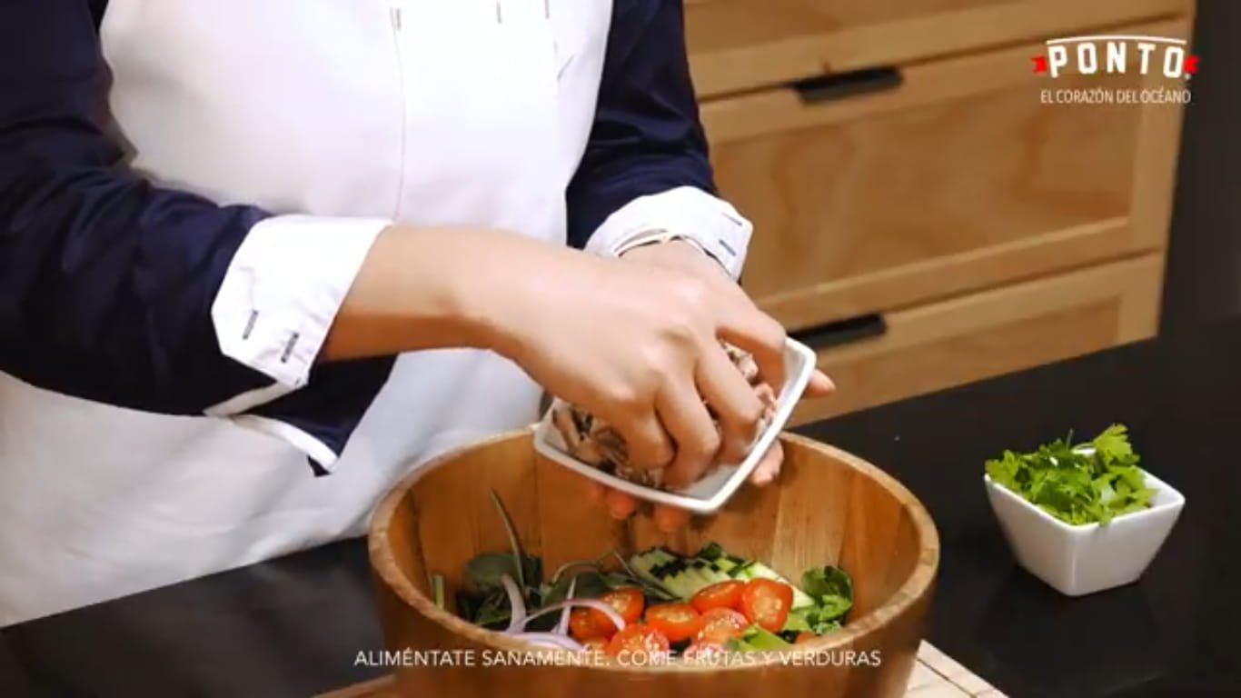 Licuamos los tomates hervidos, agregamos las cebollas caramelizadas, las sardinas, salpimentamos y dejamos cocinar 5 minutos más.
