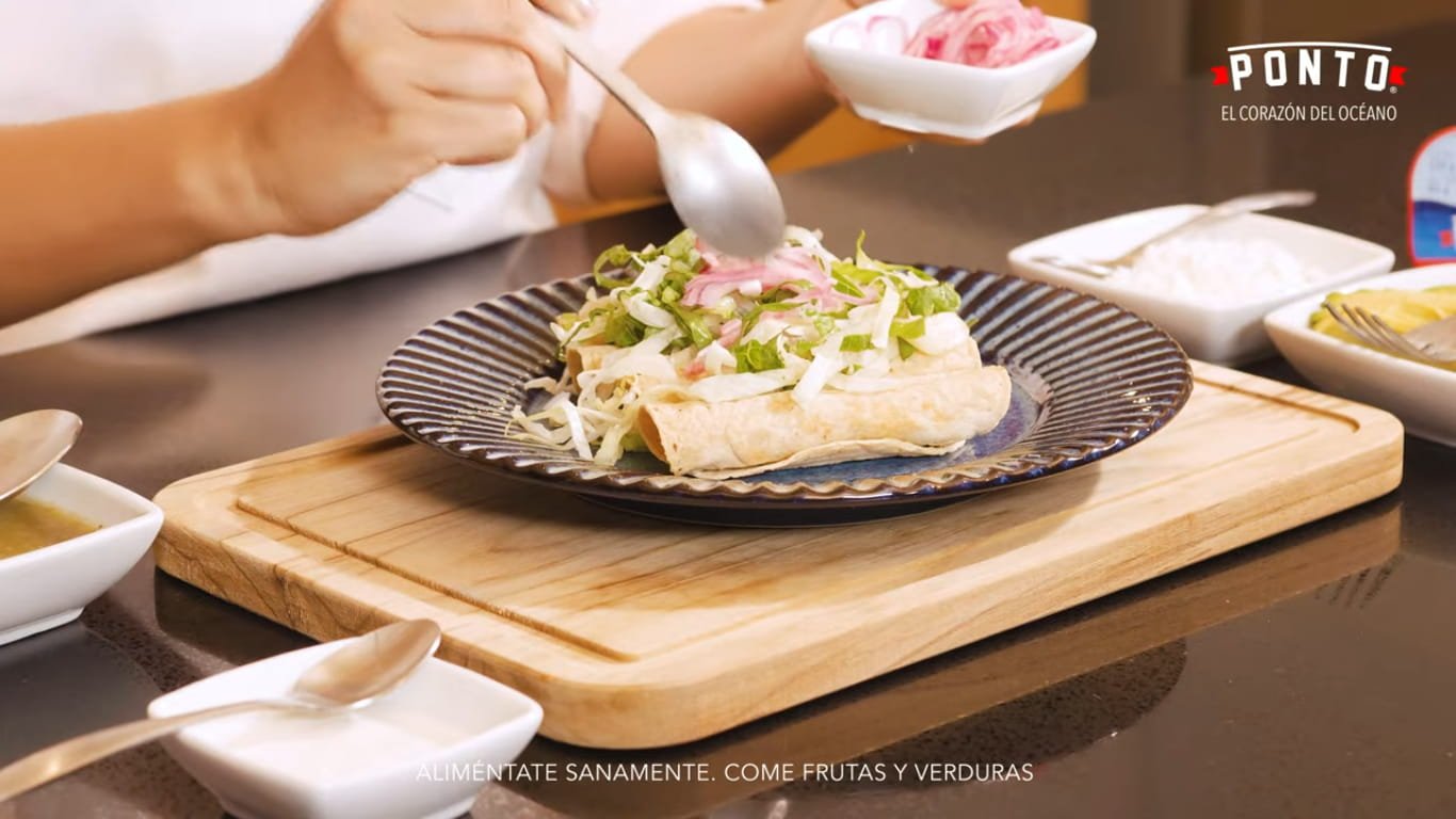 Barniza y fríe: Barnízalos ligeramente con aceite por ambos lados y llévalos a la freidora de aire durante algunos minutos, hasta que estén dorados y crujientes. Este método permite obtener la textura característica de los taquitos dorados utilizando mucho menos aceite.