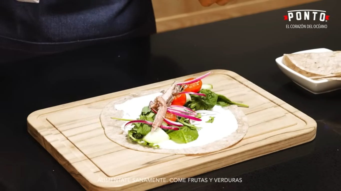 Añade las sardinas: Desmenuza las sardinas Ponto en aceite de aguacate extra virgen y agrégalas al centro del wrap. Este ingrediente es el protagonista de la receta, ya que aporta proteína, calcio, hierro y omega 3 de forma práctica y deliciosa.