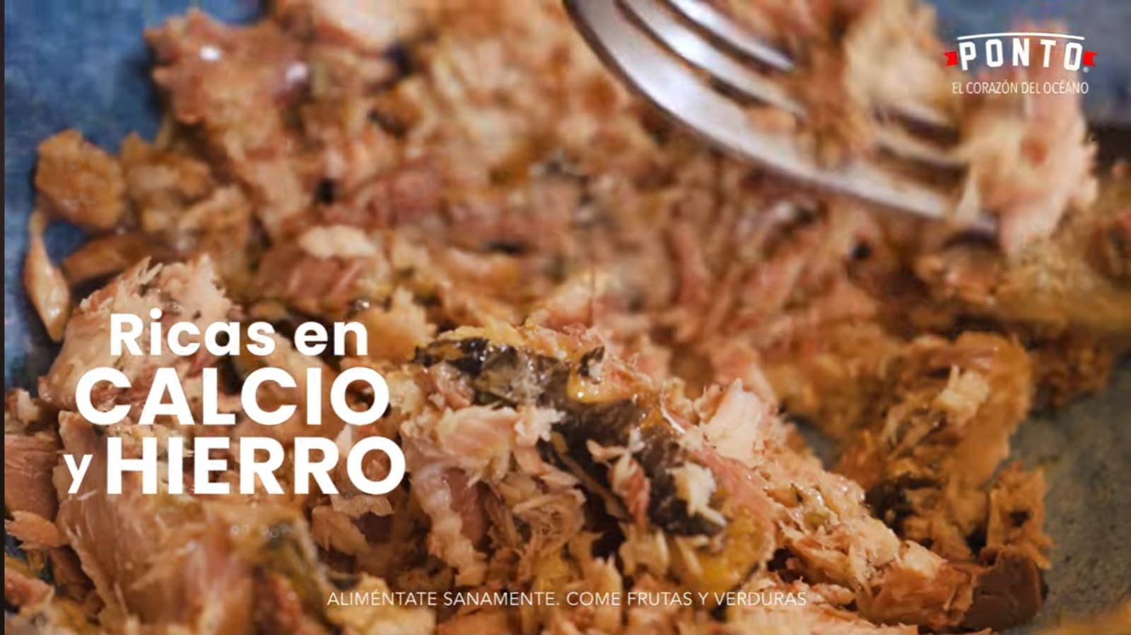 En un recipiente grande mezcla el puré de papa, las sardinas desmenuzadas, las claras de huevo, el pan molido y la sal con ajo y perejil. Revuelve hasta obtener una mezcla homogénea que permita formar las croquetas sin dificultad.