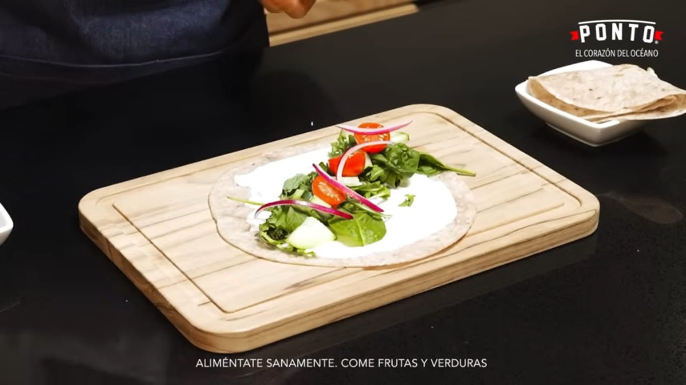 Agrega los vegetales: Incorpora la lechuga romana, el pepino, los tomates cherry y la cebolla morada. La mezcla de ingredientes frescos y crujientes hace que cada mordida tenga muchísima textura y sabor. Además, combinar vegetales de distintos colores ayuda a aportar una mayor variedad de nutrientes y antioxidantes a tu alimentación.
