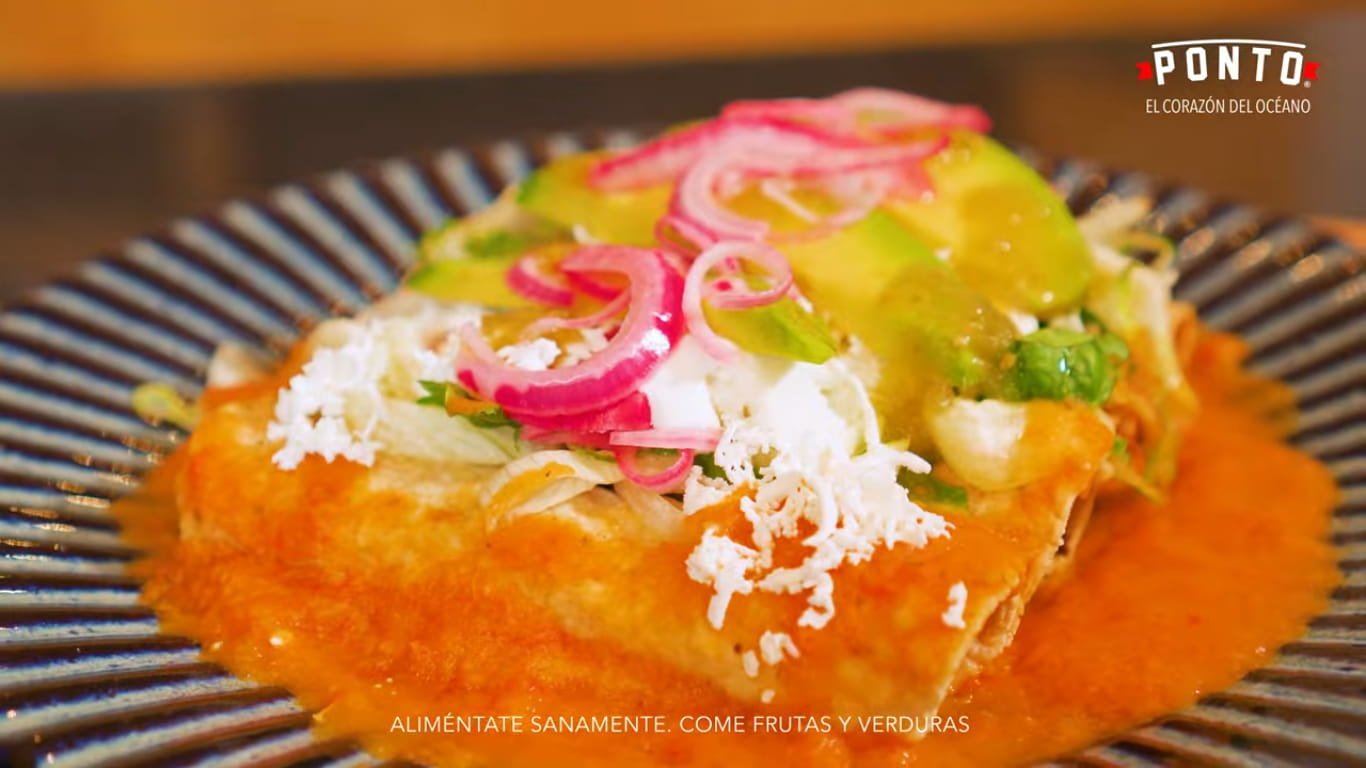 Estos taquitos dorados bañados de sardinas son la prueba de que los platillos tradicionales pueden reinventarse de forma práctica y nutritiva. La combinación de los taquitos crujientes, el caldillo casero y los ingredientes frescos crea una experiencia llena de sabor, textura y color en cada bocado.<br>Las sardinas Ponto en salsa de tomate aportan proteína, omega 3, vitamina B12, hierro y calcio, convirtiendo esta receta en una excelente opción para quienes buscan comidas completas sin complicarse demasiado en la cocina.<br>Perfectos para compartir en familia, para una comida especial o simplemente para disfrutar de un clásico mexicano con un toque diferente, estos taquitos seguramente se convertirán en una de esas recetas que querrás preparar una y otra vez. 