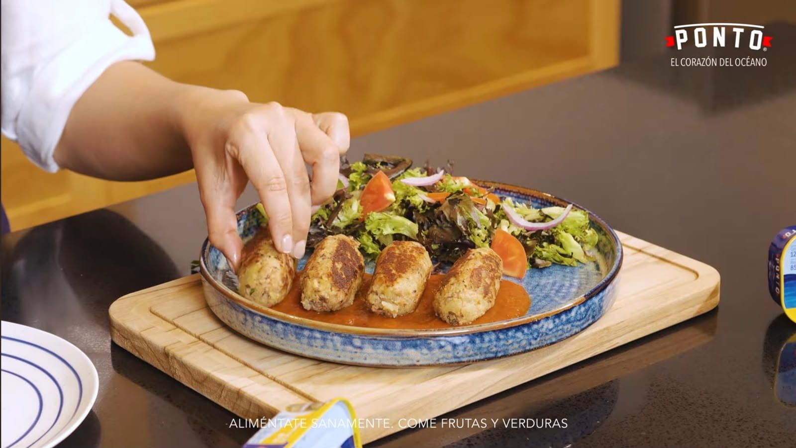 Sirve y acompaña: Coloca las croquetas en un plato y acompáñalas con una ensalada verde fresca y un poco de salsa italiana. <br> La frescura de la ensalada y el toque de la salsa complementan perfectamente la textura crujiente de las croquetas y crean una comida equilibrada y llena de sabor.