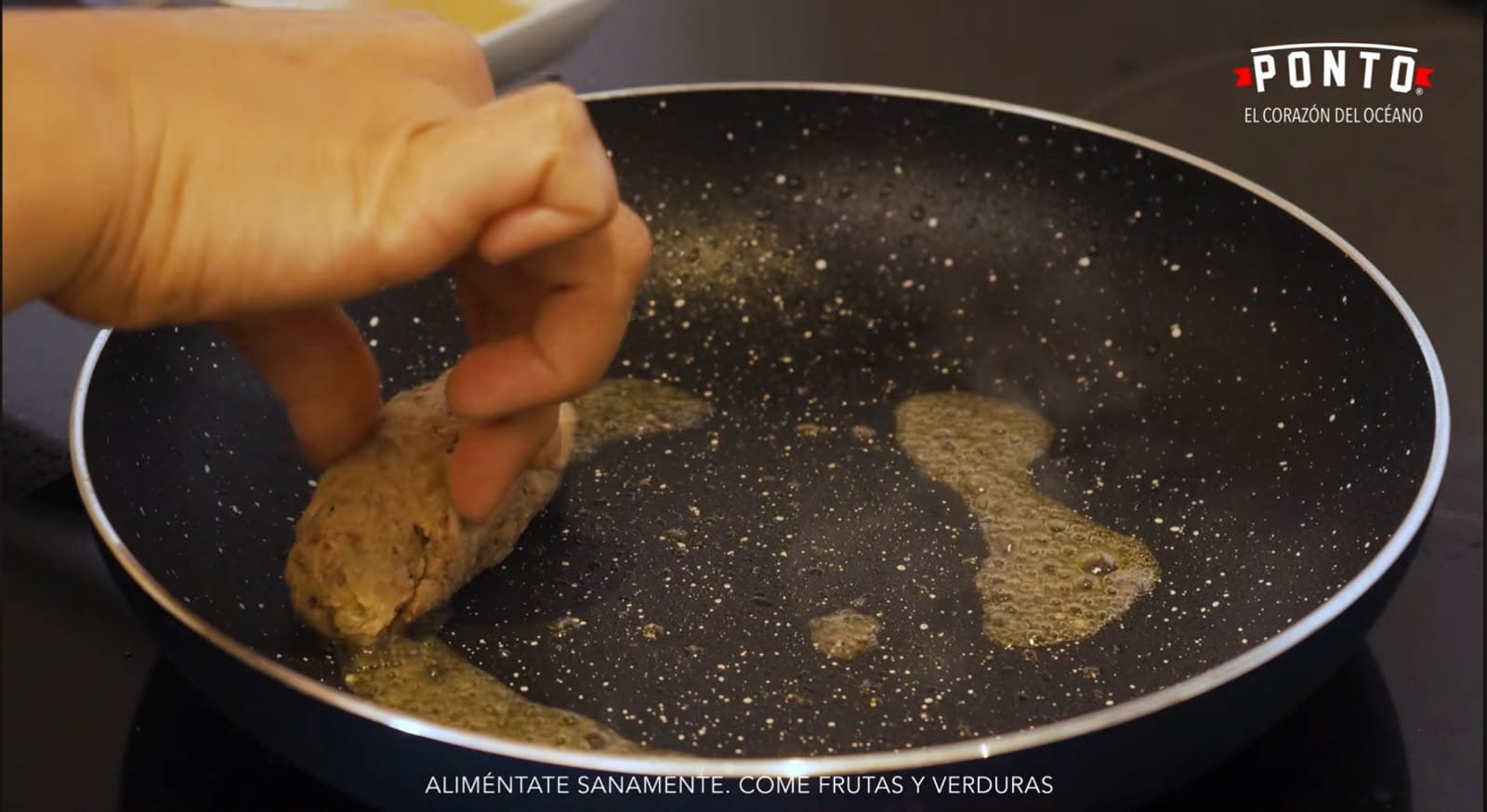 Dora hasta obtener una textura crujiente: Calienta una sartén a fuego medio y utiliza el mismo aceite de la lata de sardinas para cocinar las croquetas. <br> Además de evitar desperdicios, este pequeño truco ayuda a potenciar el sabor del platillo. Cocina las croquetas por ambos lados hasta que desarrollen una superficie dorada y crujiente. Una vez listas, colócalas sobre papel absorbente para retirar el exceso de grasa.