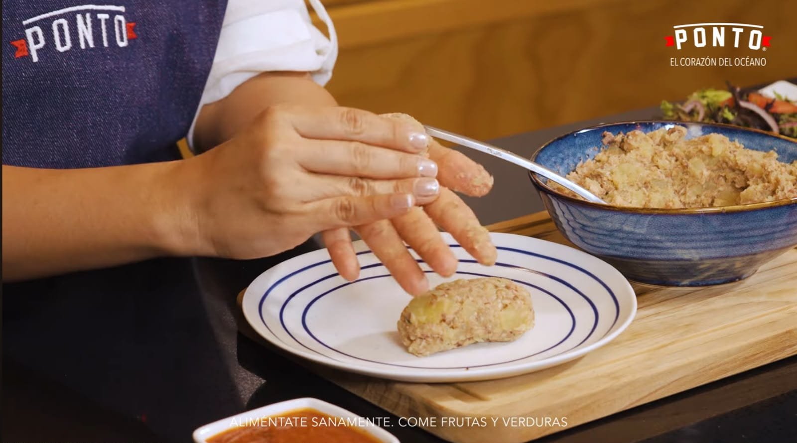 Forma las croquetas: Con las manos limpias, toma pequeñas porciones de la mezcla y dales forma de croqueta o medallón, procurando que todas tengan un tamaño similar para lograr una cocción uniforme. Este paso es ideal para involucrar a toda la familia en la cocina, ya que es sencillo y divertido.