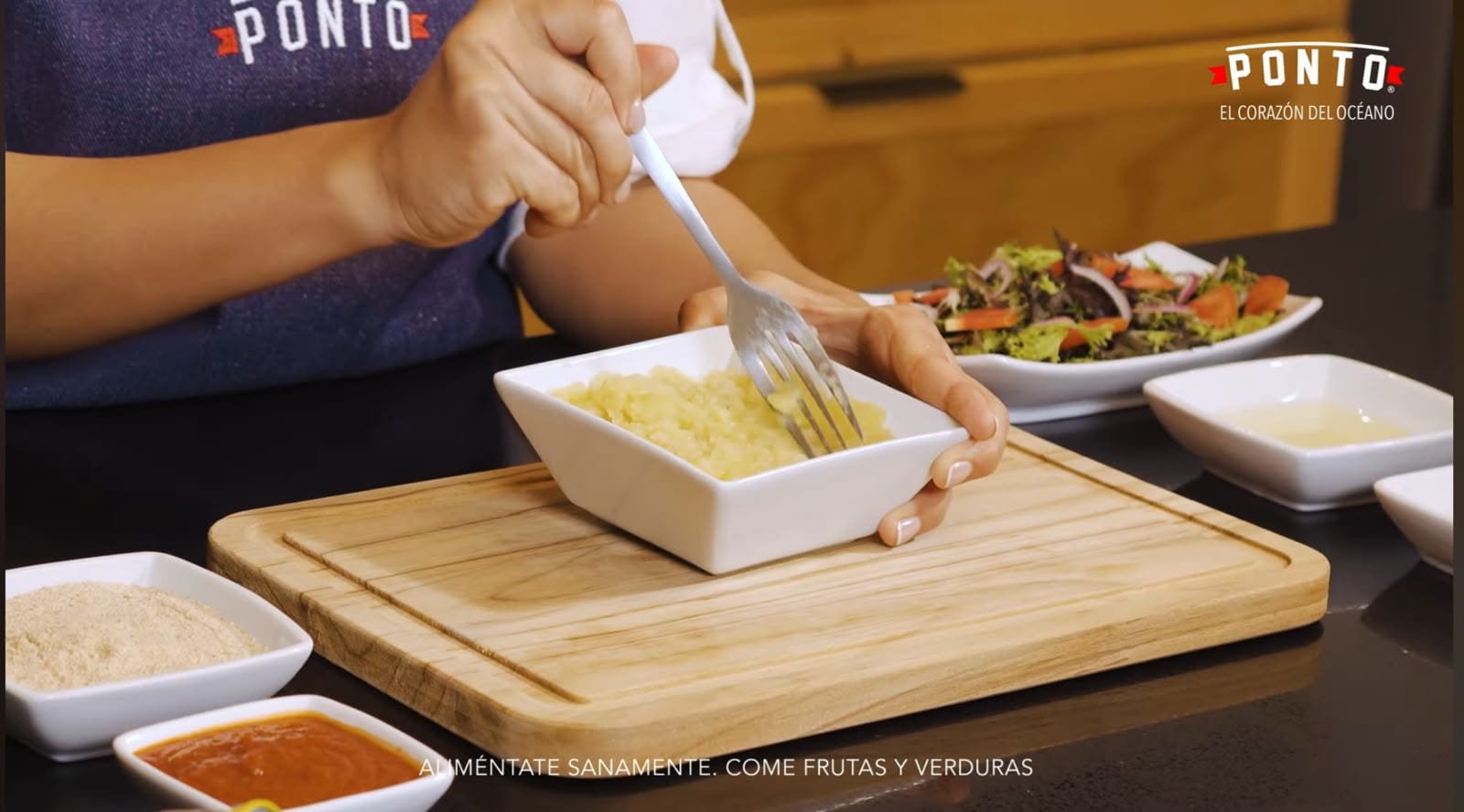 Prepara la mezcla: Comienza cocinando las papas hasta que estén suaves. Una vez listas, machácalas hasta obtener un puré uniforme y deja que se enfríe ligeramente. Mientras tanto, desmenuza las sardinas Ponto con ayuda de un tenedor. Gracias a su textura suave, se integran fácilmente con el resto de los ingredientes.