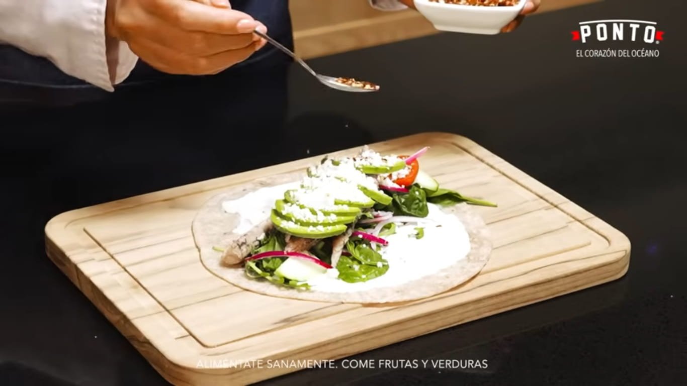 Finaliza y dora el wrap: Exprime un poco de limón encima y termina con pimienta negra y chile quebrado al gusto. Enrolla cuidadosamente el wrap y llévalo unos minutos al sartén para dorarlo ligeramente por fuera. Esto ayudará a que quede más firme, crujiente y todavía más antojable.