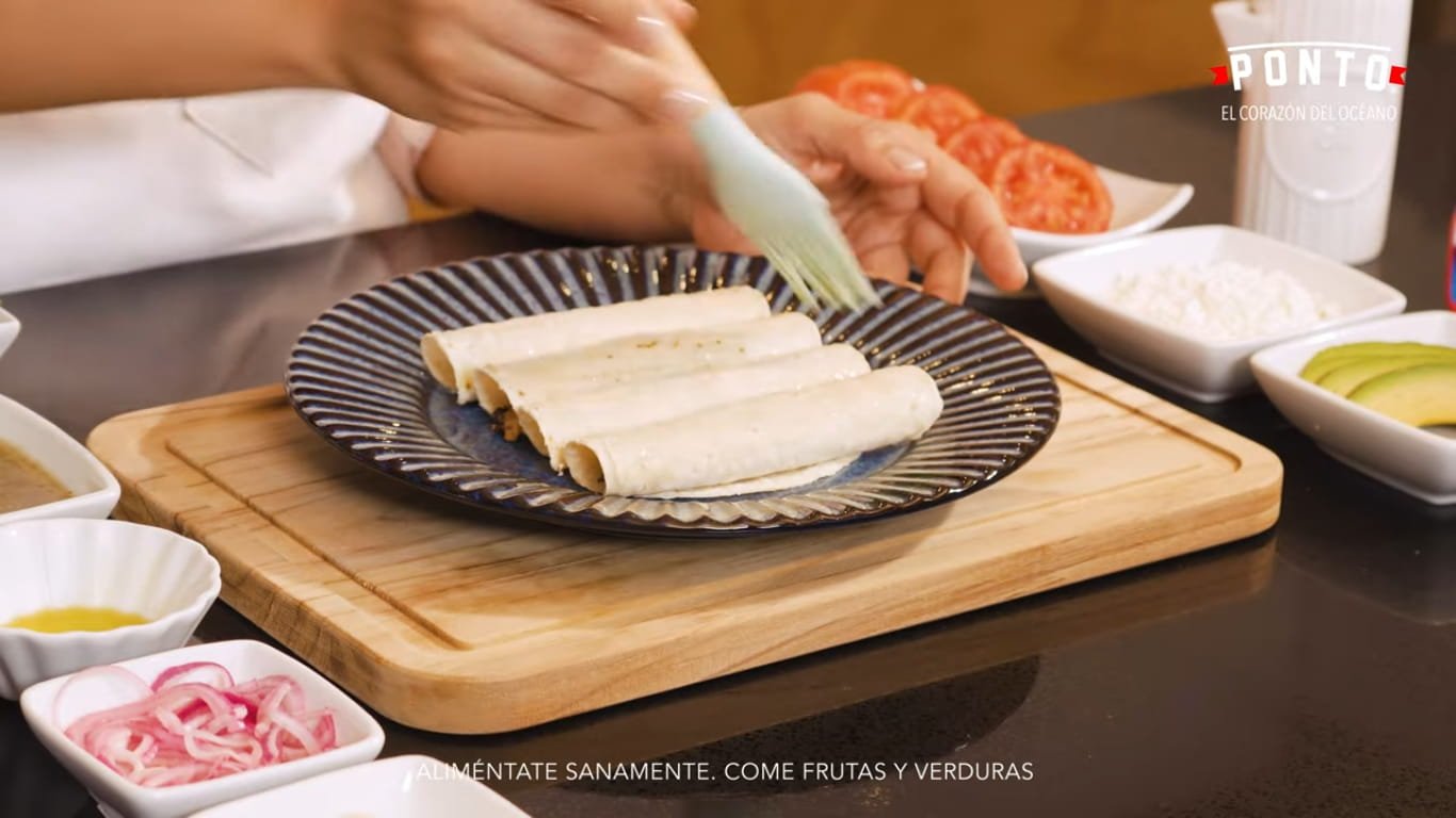 Rellena y enrolla: Calienta ligeramente las tortillas para evitar que se rompan al enrollarlas. Coloca una porción del relleno en cada tortilla y forma los taquitos.