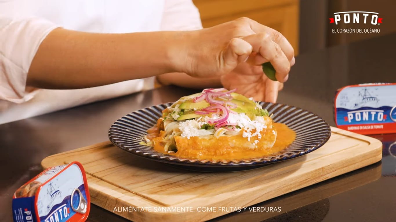Emplata y agrega los toppings: Coloca los taquitos dorados en un plato hondo. Agrega encima la lechuga picada, el aguacate en rebanadas, la cebolla morada curtida, el queso fresco desmoronado y la crema baja en grasa. Finalmente, baña los taquitos con el caldillo caliente y termina con unas gotas de limón y salsa picante al gusto.