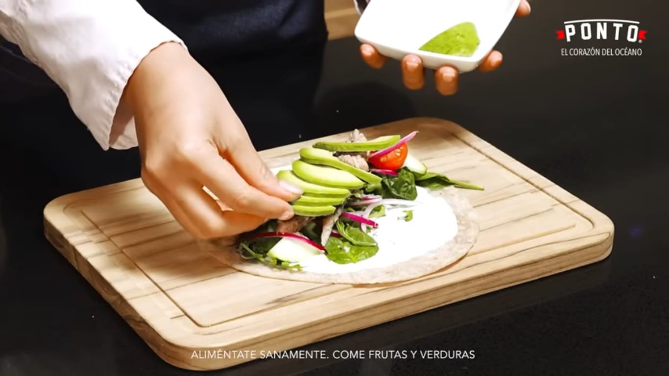 Complementa los sabores: Agrega el aguacate y el queso feta para darle una textura mucho más cremosa y un sabor mediterráneo muy equilibrado.