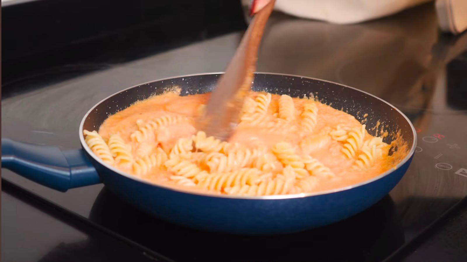 Cocina la pasta: Mientras los jitomates se cocinan, prepara la pasta siguiendo las indicaciones del empaque hasta alcanzar el punto de cocción que prefieras. <br> Antes de escurrirla, reserva un poco del agua de cocción. Nos servirá más adelante para ajustar la consistencia de la salsa.