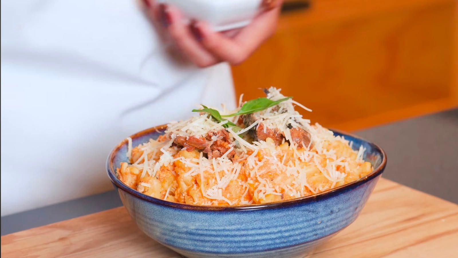 Una pasta para esos días en los que quieres comer rico sin complicarte <br> Esta pasta cremosa de tomate rostizado con sardinas PONTO demuestra que una comida práctica también puede sentirse especial. La salsa cremosa, el sabor del tomate, la frescura de la albahaca y las sardinas crean una combinación reconfortante y llena de sabor utilizando ingredientes fáciles de conseguir.<br> También es una gran alternativa para el meal prep: puedes preparar una porción con anticipación y tener una comida completa lista para uno de esos días en los que el tiempo simplemente no alcanza. <br> A veces, una buena pasta, ingredientes sencillos y unas sardinas PONTO son todo lo que necesitas para disfrutar una comida deliciosa.