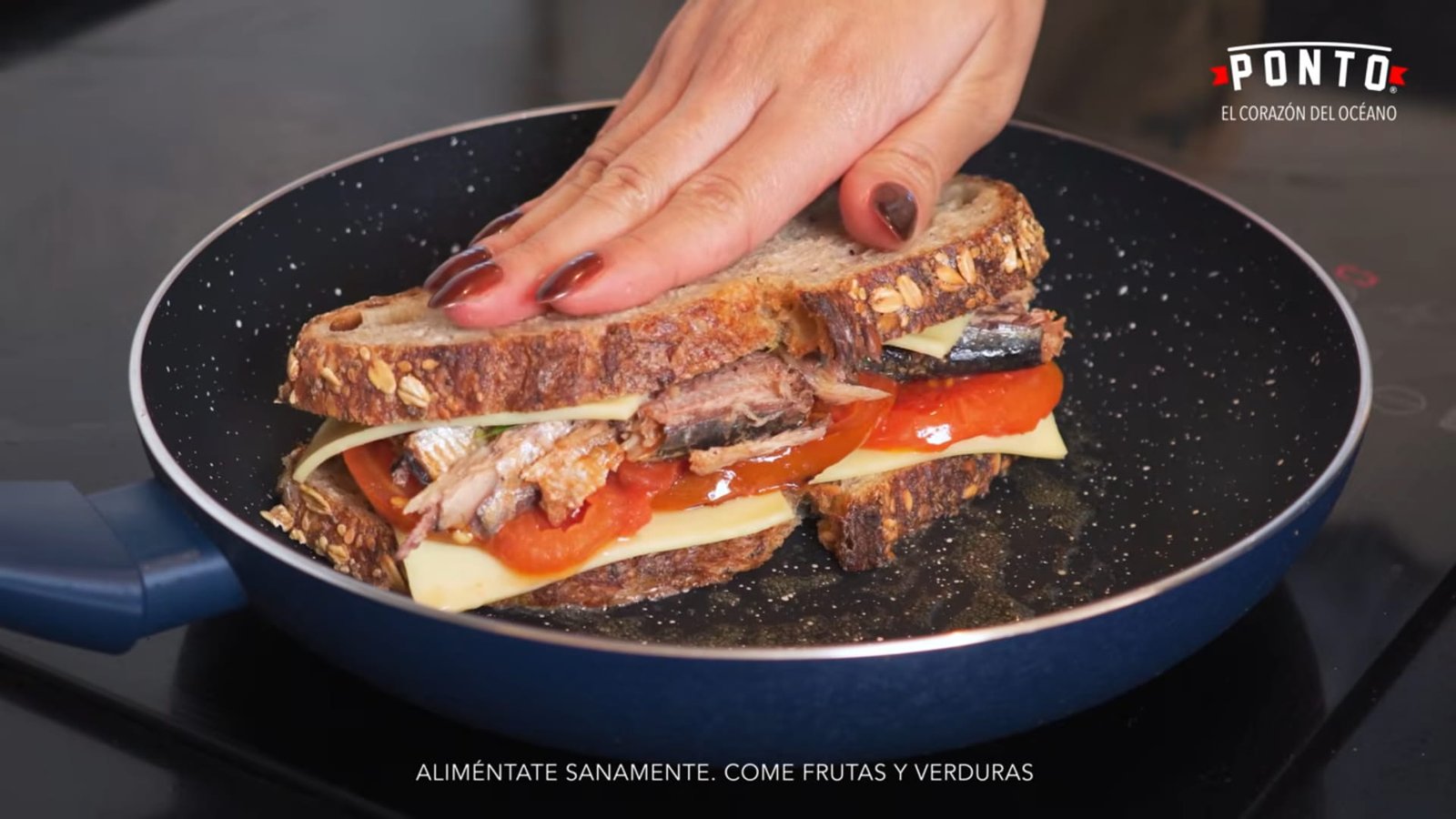 Cocina lentamente hasta dorar: Calienta un sartén a fuego medio-bajo y agrega un poco de mantequilla.<br> Coloca el sándwich y cocínalo aproximadamente de dos a tres minutos por cada lado. Aquí la paciencia hace la diferencia: mantener una temperatura moderada permite que el pan se dore poco a poco mientras el queso se derrite en el interior.<br> Cuando ambos lados estén crujientes y dorados y el queso esté completamente fundido, retira del fuego.