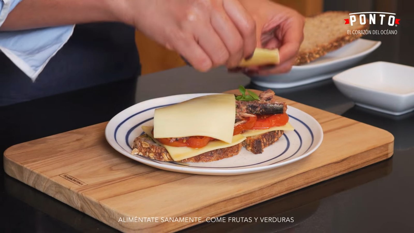 Arma el grilled cheese: Sobre una de las rebanadas coloca una primera capa de queso manchego y después agrega los jitomates previamente rostizados.<br> Ahora incorpora el ingrediente protagonista: las sardinas PONTO en salsa de tomate. Distribúyelas cuidadosamente para que puedas encontrar sardina, queso y jitomate en cada mordida.<br> Además de ser prácticas y fáciles de incorporar, las sardinas aportan naturalmente proteína, omega 3, hierro y calcio.<br> Termina con un poco más de queso manchego. Esta segunda capa ayudará a mantener unido el relleno conforme el queso se derrite. Agrega orégano fresco o unas hojas de albahaca y cierra el sándwich.