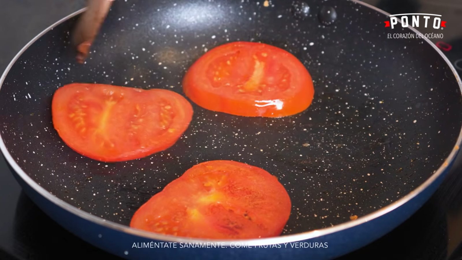 Rostiza los jitomates: Corta los jitomates por la mitad y colócalos sobre un sartén caliente con un poco de aceite y sal.<br> Déjalos cocinar a fuego medio sin moverlos constantemente. La idea es permitir que se rosticen y caramelicen ligeramente, concentrando su sabor y resaltando ese dulzor natural que los hará combinar especialmente bien con las sardinas en salsa de tomate.<br> Una vez listos, retíralos del fuego y reserva.