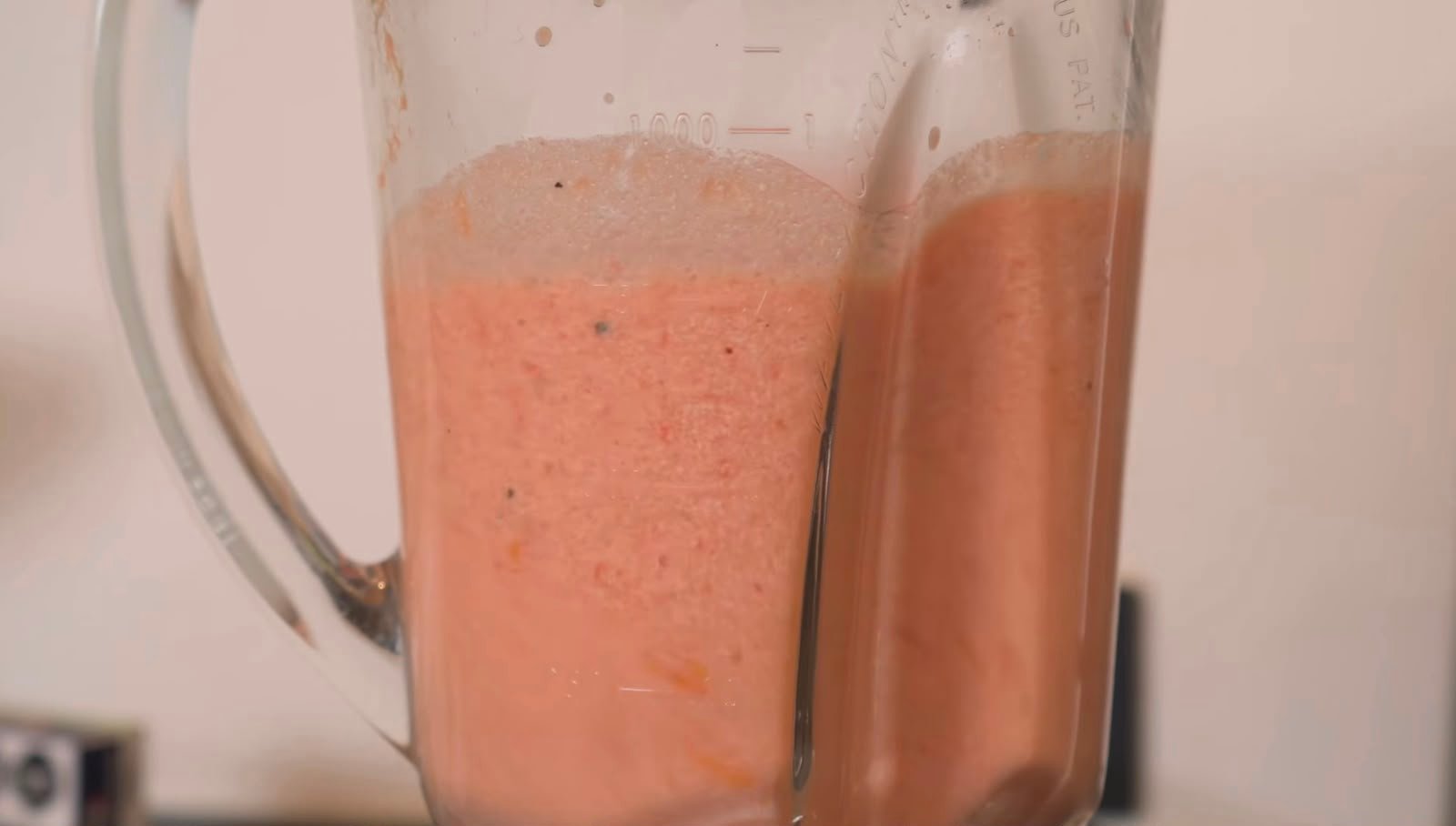 Prepara la salsa cremosa: Coloca en la licuadora los jitomates rostizados junto con el ajo, el queso ricotta y un poco de sal. Licúa hasta obtener una salsa suave y cremosa. <br> Regresa la preparación al sartén a fuego bajo. Si notas que la salsa está demasiado espesa, incorpora poco a poco el agua que reservaste de la pasta hasta conseguir la consistencia deseada.