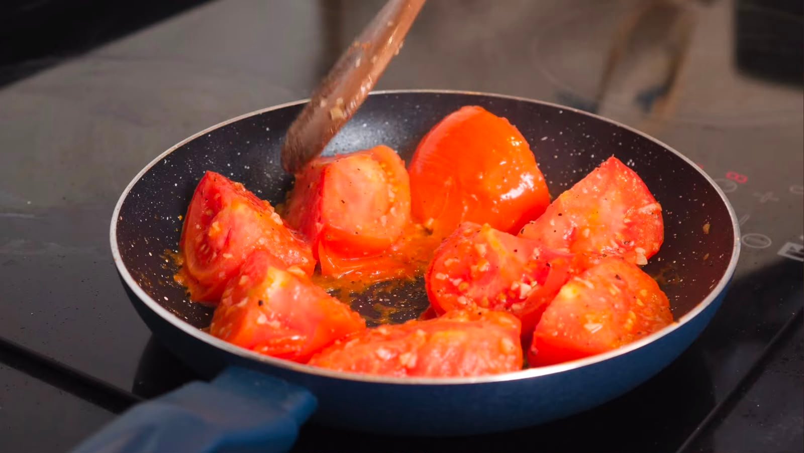 Rostiza los jitomates: Calienta una sartén con una cucharada de aceite de oliva y agrega el ajo finamente picado. Sofríe ligeramente y después incorpora los jitomates partidos por la mitad. Agrega una pizca de sal y cocina hasta que los jitomates estén suaves y rostizados. Este paso ayudará a concentrar su sabor y será la base de nuestra salsa.