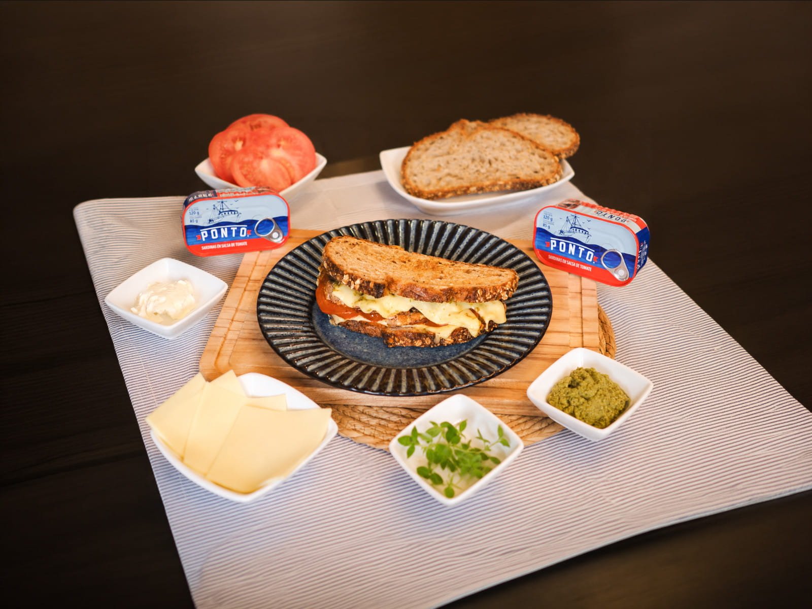Grilled cheese gourmet con sardinas y jitomates rostizados