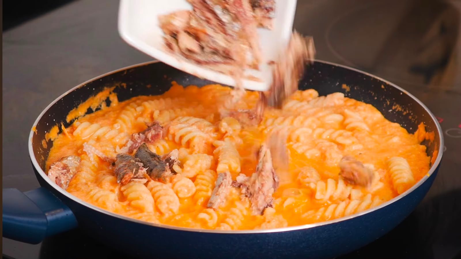 Integra la pasta y las sardinas: Agrega la pasta cocida directamente a la salsa y mezcla suavemente hasta cubrirla por completo. <br> Ahora incorpora las sardinas PONTO en salsa de tomate. Al estar listas para consumir, solamente necesitas integrarlas cuidadosamente para conservar algunos trozos y distribuir su sabor por toda la pasta. <br> Las sardinas aportan naturalmente proteína, calcio, omega 3 y hierro, haciendo de esta receta una forma sencilla de complementar una alimentación variada.