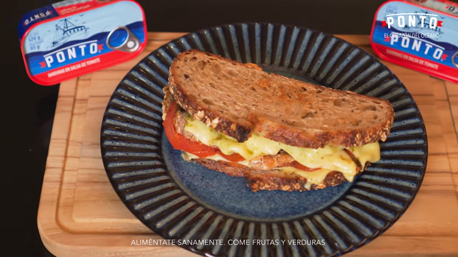 Corta y disfruta Deja reposar el grilled cheese unos instantes antes de cortarlo por la mitad.<br> Al abrirlo encontrarás el contraste entre el pan crujiente, el queso manchego derretido, las sardinas con salsa de tomate y el jitomate rostizado. Puedes terminar con un poco más de orégano o albahaca fresca antes de servir.