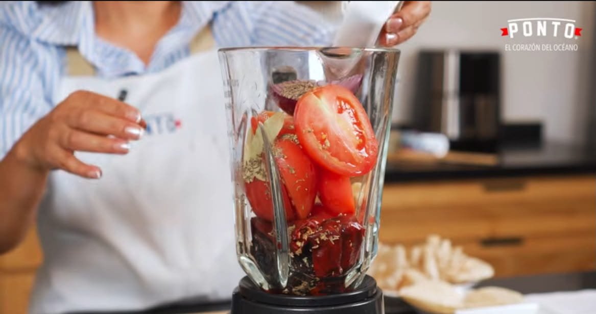 Prepara el adobo: Comienza hidratando los chiles guajillo y ancho en agua caliente hasta que estén suaves.<br> Después, llévalos a la licuadora junto con los tomates rojos, el ajo, un trocito de cebolla, orégano, hojas de laurel, comino, paprika, sazonador vegetal, sal y un poco de agua.<br> Licúa hasta obtener una mezcla de color rojo intenso y con todos los ingredientes perfectamente integrados.<br> Calienta un sartén con un poco de aceite y vierte el adobo previamente colado. Déjalo cocinar durante unos minutos, hasta que hierva y los sabores se integren.