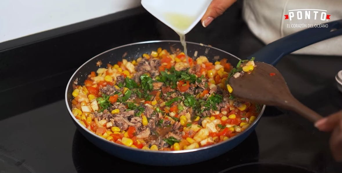 Agrega las sardinas y el resto de los ingredientes: Añade el elote y la pulpa que retiraste de las calabacitas.<br> Abre la lata de sardinas Ponto y desmenúzalas. Incorpóralas al sartén y mezcla para que absorban todos los sabores del guiso.<br> Sazona con sal y consomé vegetal al gusto.<br> Para darle un toque fresco, agrega unas gotas de limón y un poco de orégano. Mezcla y deja cocinar unos minutos más.