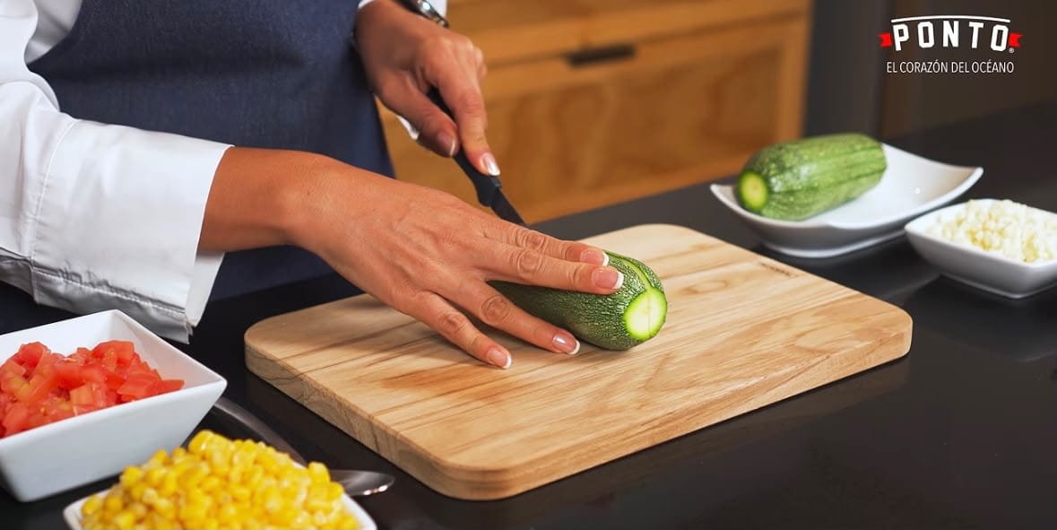 Prepara las calabacitas: Lava las calabacitas y córtalas por la mitad a lo largo. Con ayuda de una cuchara, retira un poco de la pulpa del centro, procurando dejar suficiente para que mantengan su forma y puedan rellenarse.<br> Ponlas a hervir en agua con un poco de sal durante aproximadamente 4 minutos. Después, escúrrelas y resérvalas.