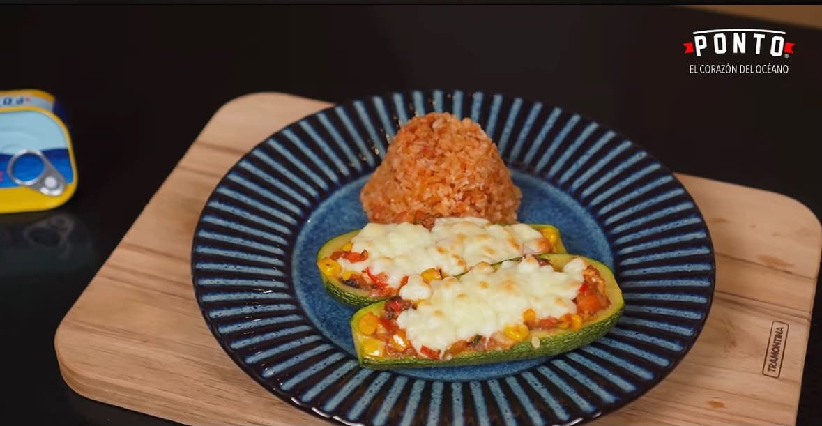 Para disfrutar<br> Estas calabacitas son perfectas para una comida entre semana cuando quieres salir de las preparaciones de siempre, pero también funcionan muy bien para una comida familiar de fin de semana.<br> Son de esas recetas que puedes preparar con calma, servir recién gratinadas y llevar directamente a la mesa para que cada quien disfrute la suya bien calientita. El tomate, el pimiento y el elote aportan un sabor casero y ligeramente dulce que combina muy bien con las sardinas, mientras que el queso mozzarella gratinado aporta esa textura cremosa y doradita que hace que el platillo se sienta mucho más especial.<br> Si estás buscando una manera diferente de preparar sardinas y quieres sorprender a tu familia con algo sencillo pero delicioso, estas calabacitas rellenas son una excelente opción.