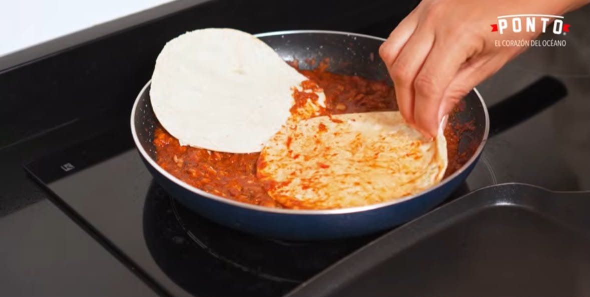  Arma las quesabirrias: Pasa ligeramente cada tortilla de maíz por el adobo y llévala inmediatamente a un sartén caliente.<br> Calienta por ambos lados y agrega queso mozzarella junto con una porción del guiso de sardinas y setas.<br> Dobla la tortilla y cocina por ambos lados hasta que quede doradita y crujiente por fuera, mientras el queso se derrite en el interior.<br> Repite el proceso con el resto de las tortillas.