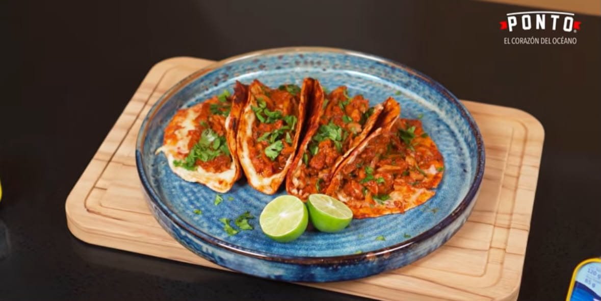 Para disfrutar:  Estas quesabirrias son ideales para una comida familiar de fin de semana, cuando quieres preparar algo especial sin recurrir a las mismas recetas de siempre. También son una excelente opción para una tarde en casa, una comida informal con los hijos o incluso para preparar varias y compartir en familia.<br> El secreto de su sabor está en la combinación de texturas y sabores: la tortilla de maíz queda doradita por fuera, el queso mozzarella se derrite con el guiso y las sardinas absorben el adobo de tomate y chiles, mientras las setas aportan una textura agradable y diferente.<br> Sírvelas recién hechas, con cebolla, cilantro y limón al gusto. Ese último toque fresco contrasta con el adobo caliente y hace que cada bocado sea todavía más sabroso.
