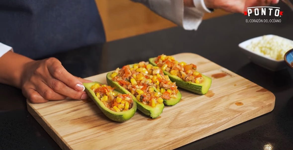 Rellena las calabacitas: Coloca las calabacitas en un recipiente apto para horno o freidora de aire y rellénalas generosamente con el guiso de sardinas.<br> Cubre cada una con queso mozzarella.
