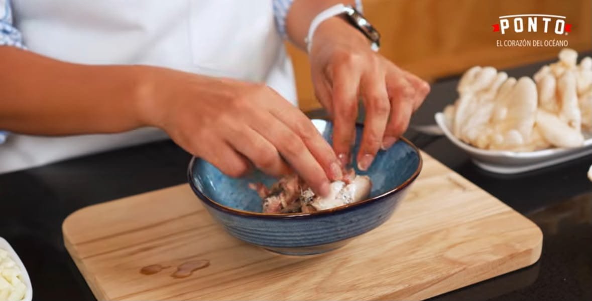 Prepara el relleno: Abre la lata de Sardinas Ponto y escúrrela ligeramente. Desmenuza las sardinas con un tenedor o con las manos.<br> Haz lo mismo con las setas, procurando que queden en trozos pequeños que sean fáciles de comer dentro de las quesabirrias.<br> En un sartén, agrega un poco del aceite de la lata de sardinas y acitrona la cebolla y el ajo hasta que estén suaves.<br> Incorpora las setas y las sardinas desmenuzadas y deja que se doren ligeramente.<br> Agrega poco a poco el adobo y mezcla para que las sardinas y las setas absorban todo ese sabor. No necesitas agregar demasiado; la idea es conseguir un guiso jugoso, pero con la consistencia suficiente para rellenar las tortillas.