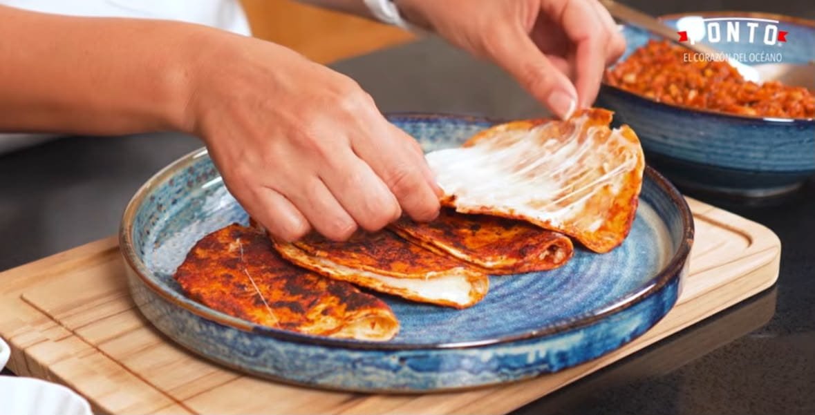 Sirve: Sirve las quesabirrias recién hechas y acompaña con cilantro, cebolla y unas gotas de limón.<br> Lo mejor es disfrutarlas calientes, cuando la tortilla todavía está doradita y el queso permanece perfectamente derretido.<br> El adobo de chile guajillo y ancho aporta un sabor profundo, aromático y ligeramente especiado que combina muy bien con las sardinas y las setas. El resultado es una quesabirria diferente, pero con ese toque mexicano y reconfortante que hace que sea difícil comer solo una.