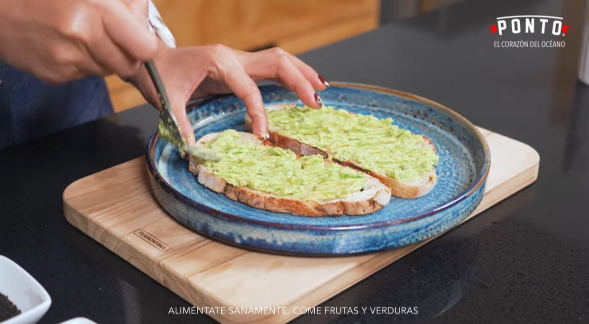 Retiramos el pan del sartén, y le colocamos el aguacate
