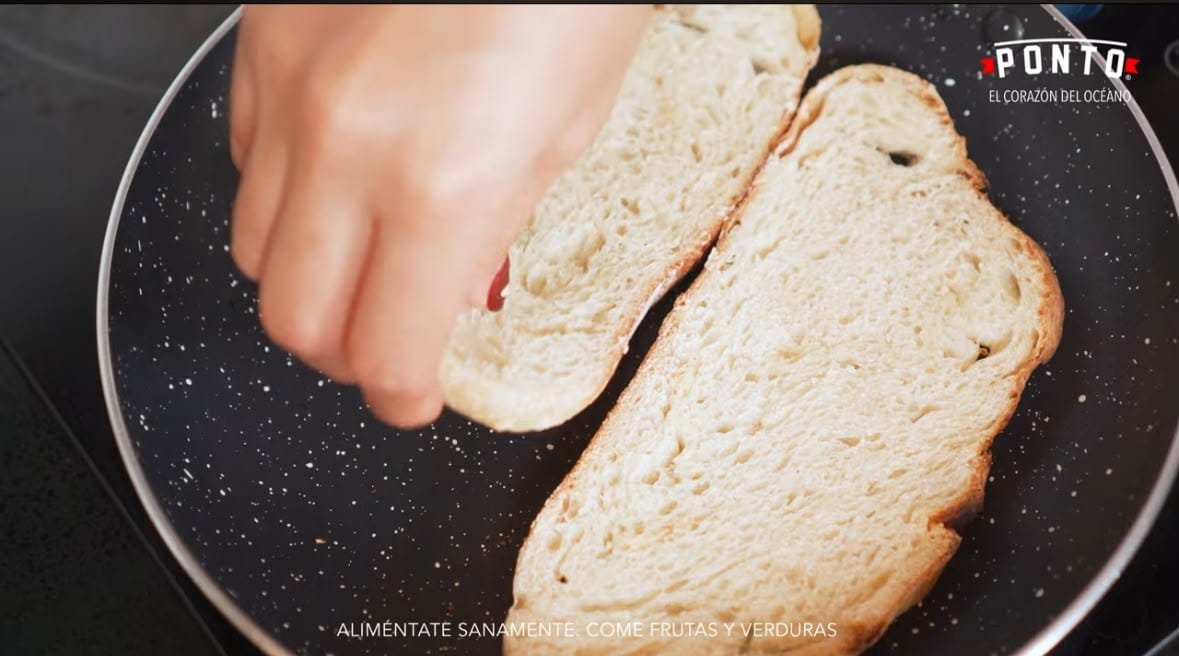 Calentamos nuestras rodajas de pan de masa madre