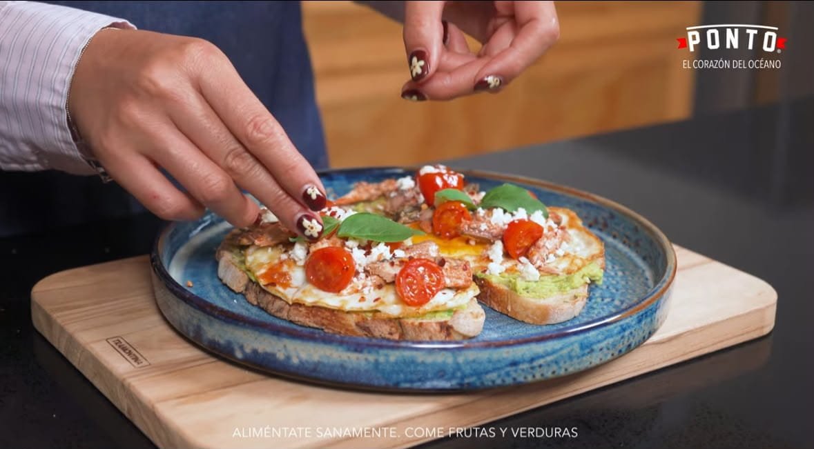 Finalizamos con tomate cherry, albahaca, chile quebrado y queso fresco