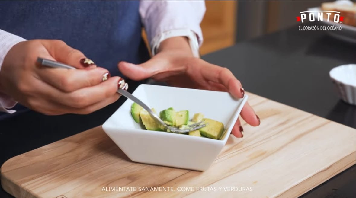Mientras se calienta el pan, pisamos el aguacate