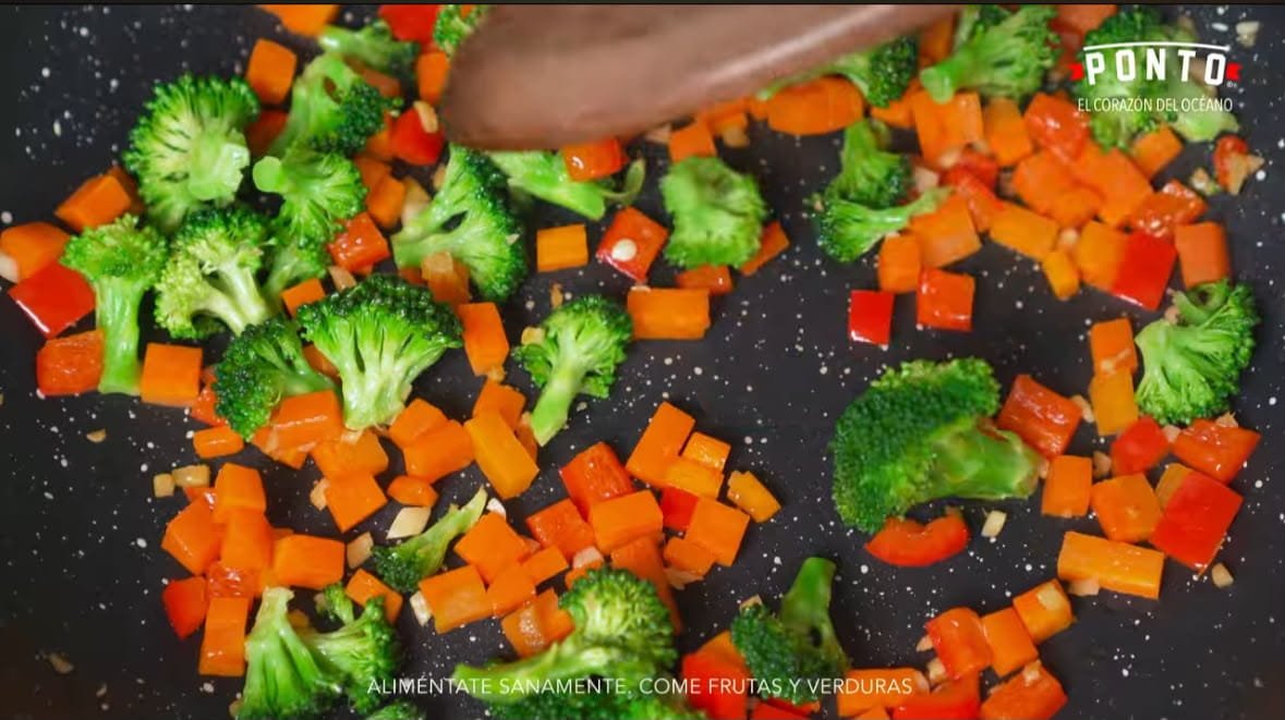 Agregar zanahoria, brócoli y pimiento rojo.