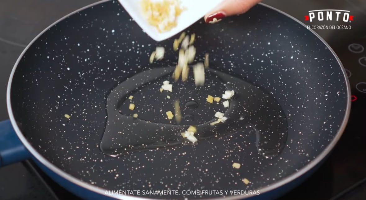 Comenzamos sofriendo ajo con jengibre