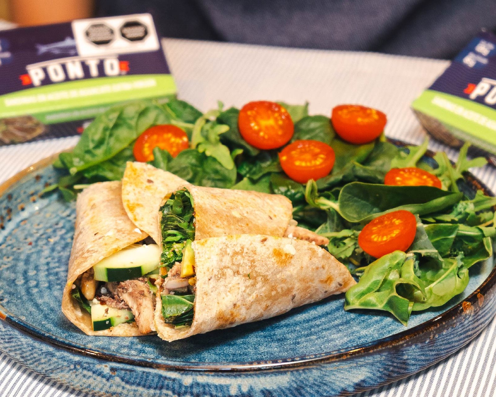 Platillo preparado con sardinas PONTO, vegetales y tortillas