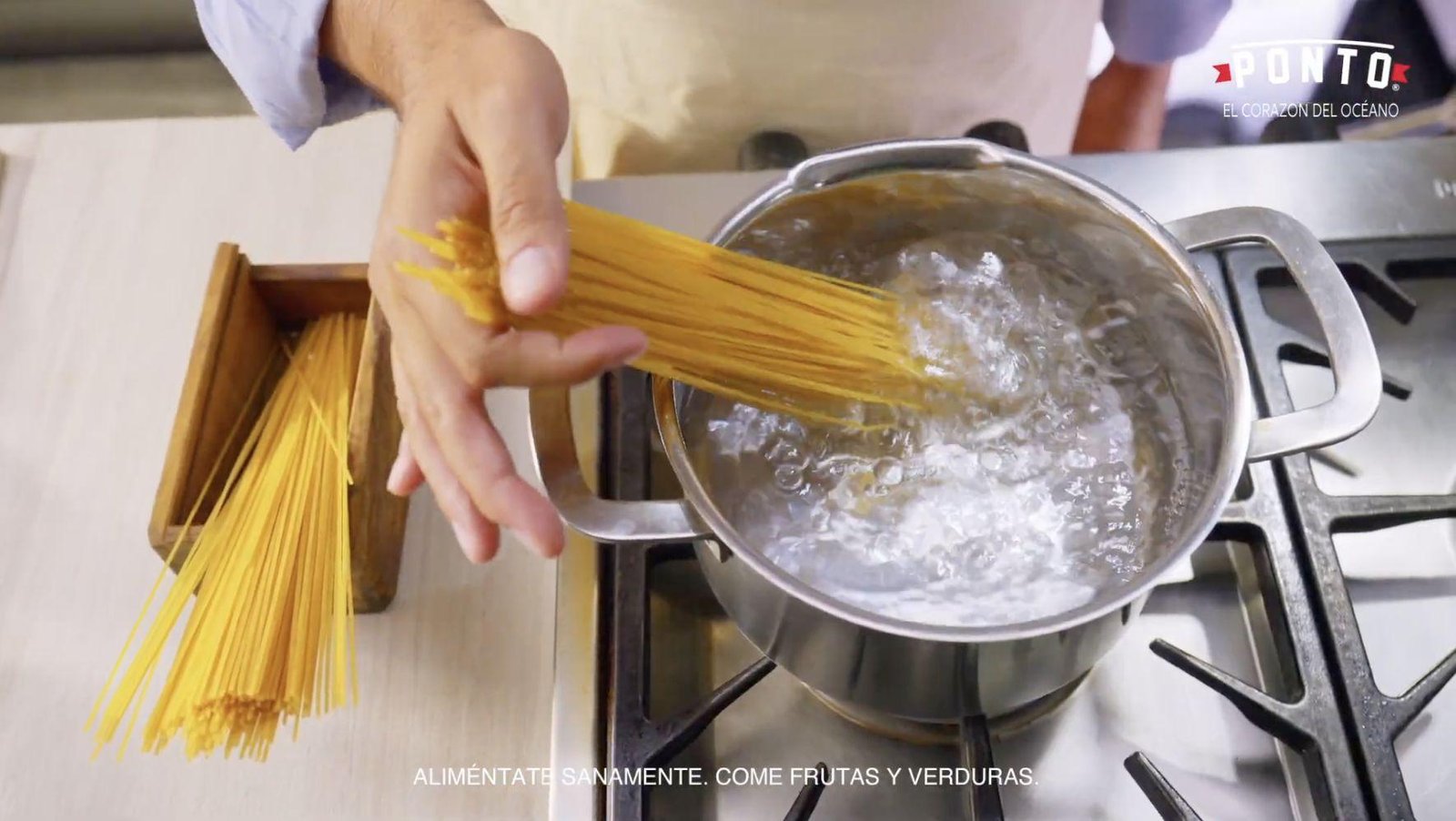 Primero cocemos “al dente” la pasta integral en agua caliente. 
