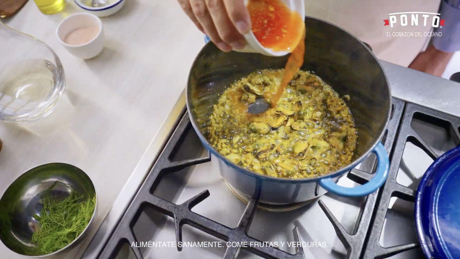 En un sartén, añadimos aceite de oliva, mantequilla, sofreímos la cebolla, ajo y agregamos los mejillones, el vino blanco y el concentrado de camarón.
