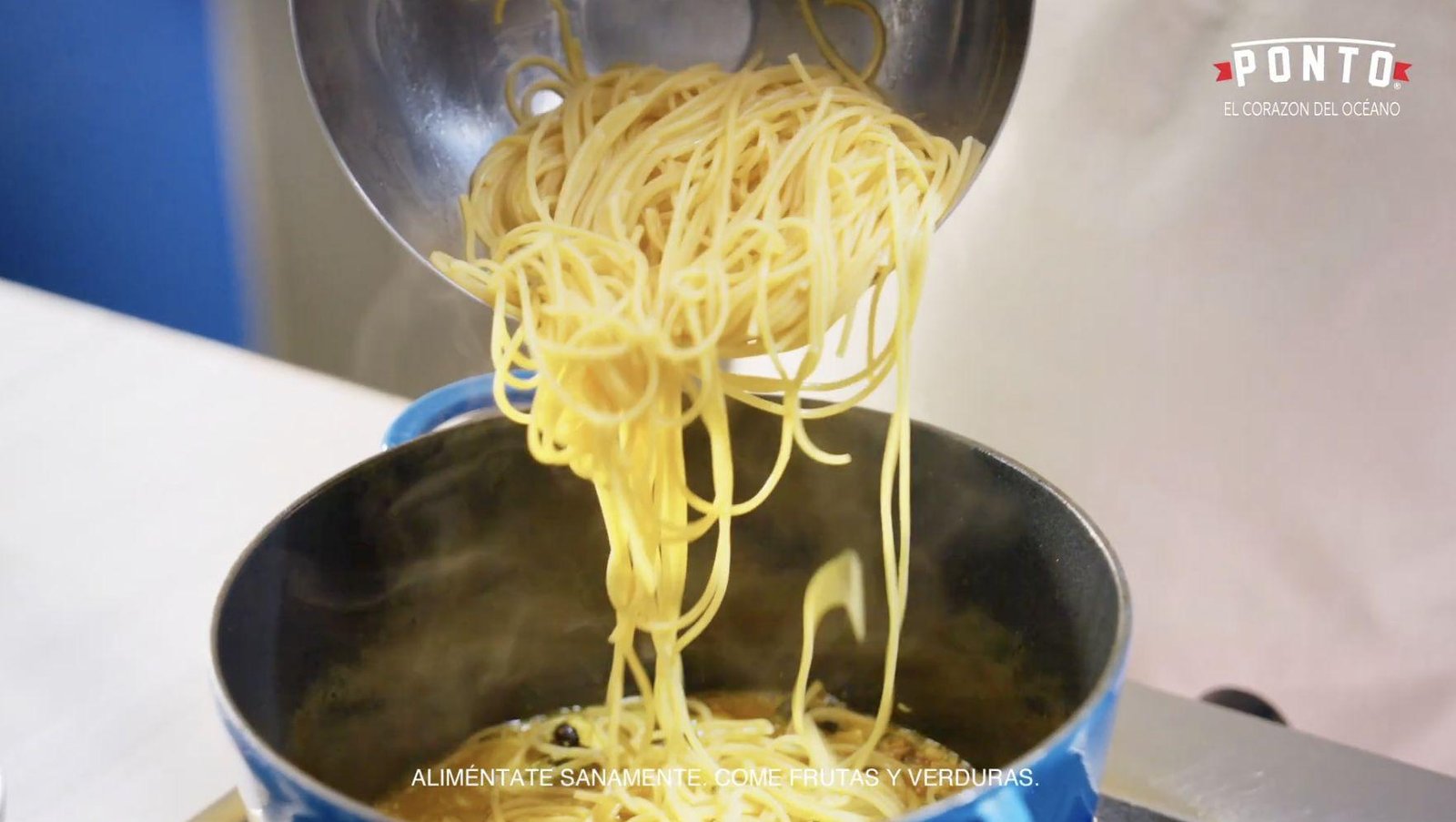 Cuando se consuma hasta la mitad, agregamos la pasta. 