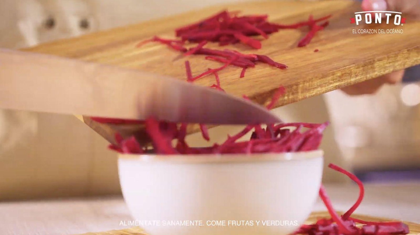 Primero cortamos el betabel en julianas y molemos las semillas de cilantro. 