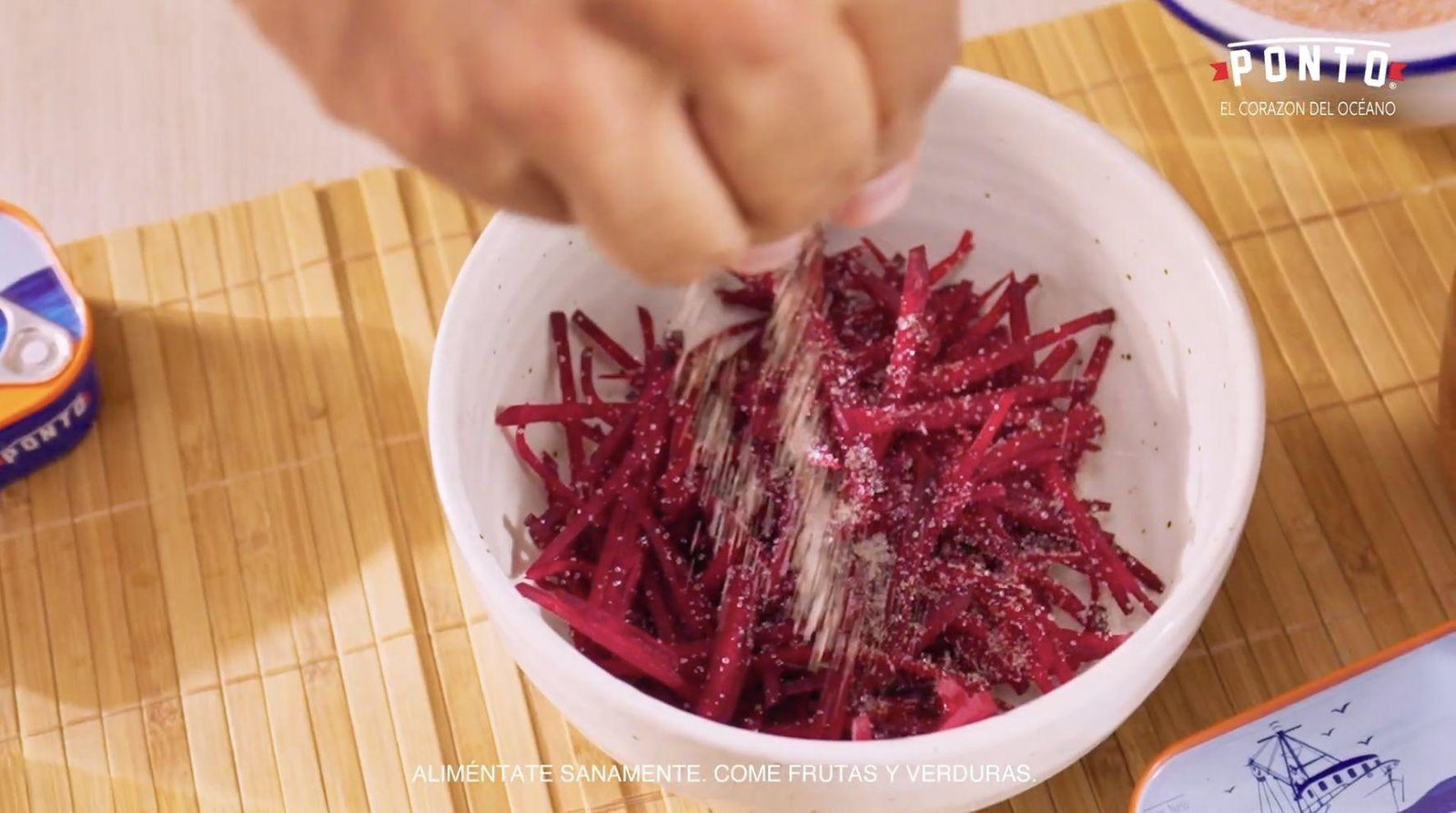 Ahora mezclamos el betabel con sal, azúcar, las semillas y vinagre. 