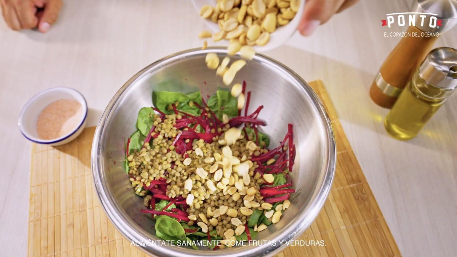 Mezclamos espinacas, betabel, lentejas cocidas, cacahuates, sazonamos y agregamos aceite.